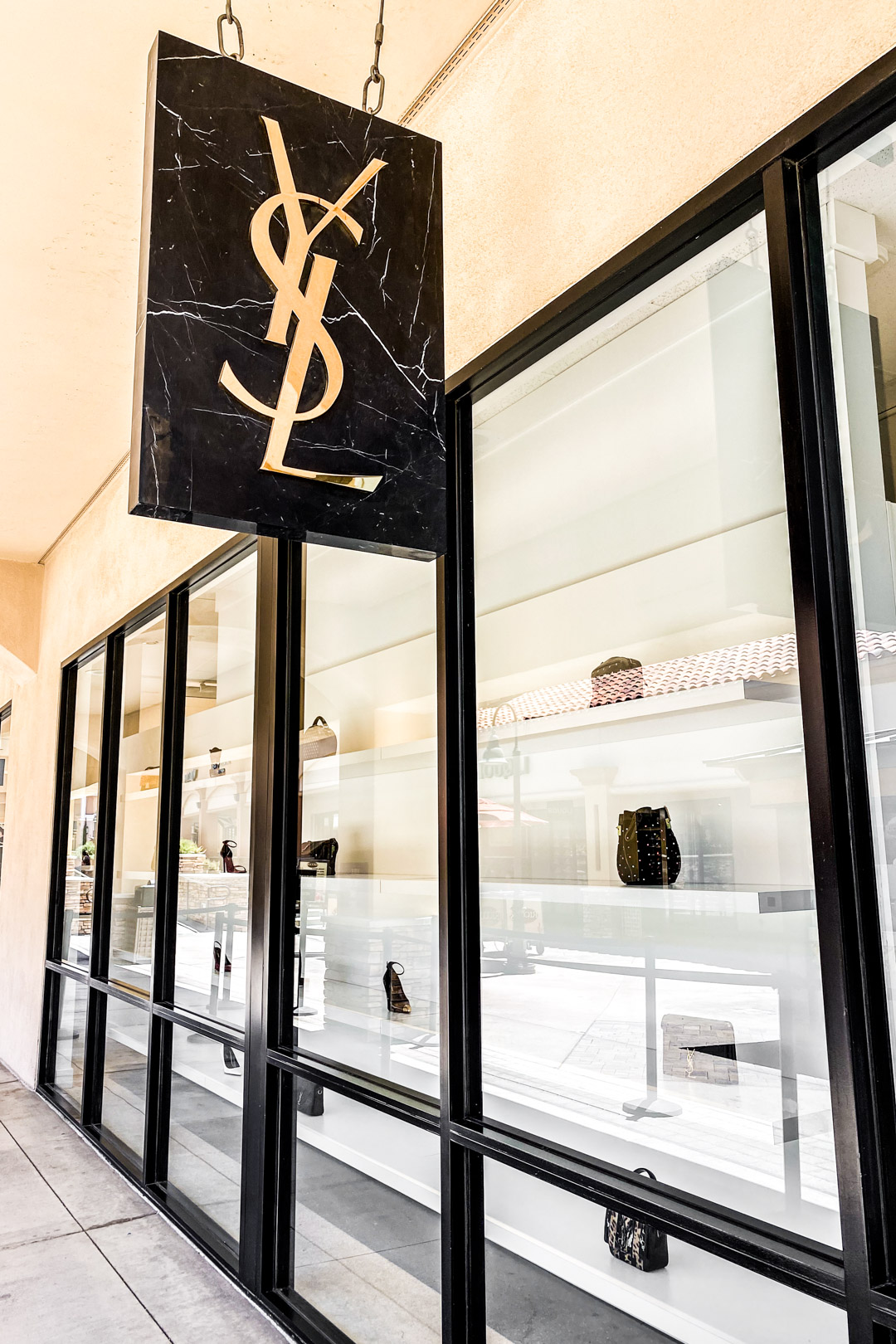 Schrijf een brief club oor Ultimate Shopping Guide: Saint Laurent Outlet - The Luxury Lowdown