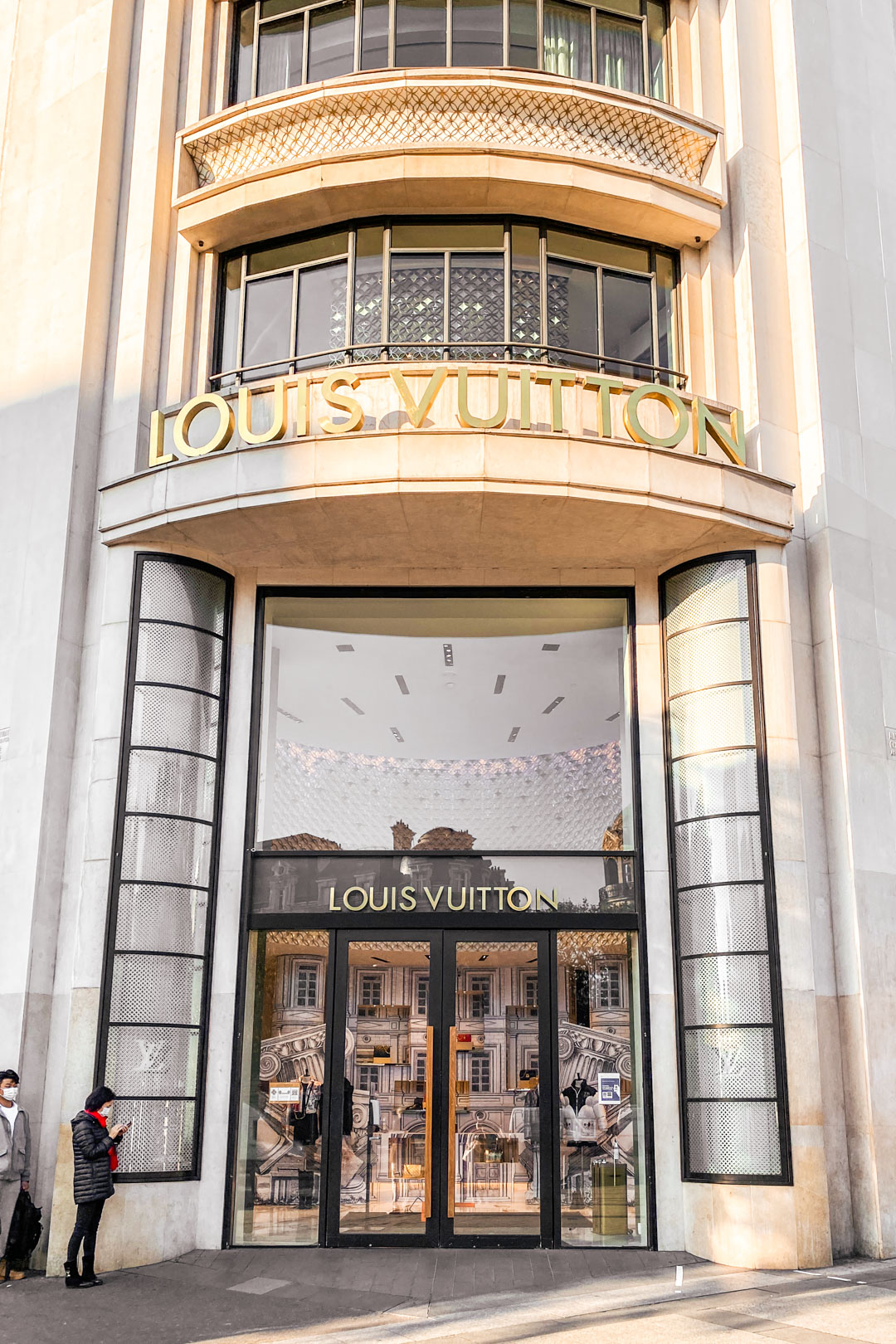 Ultimate Guide to Shopping at Louis Vuitton in Paris - The Luxury Lowdown